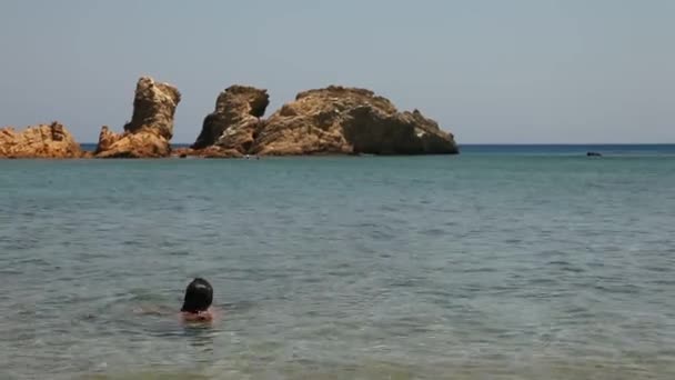 Mujer relajante en la playa de Grecia — Vídeos de Stock