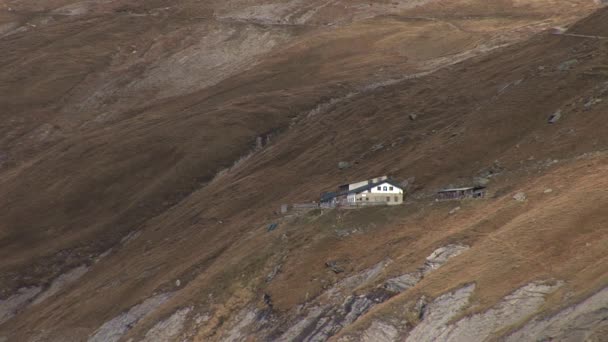 Cabaña alpina en los Alpes austríacos — Vídeo de stock