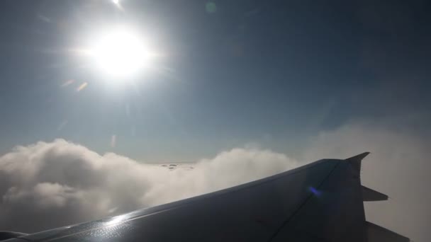 Полет в облаках — стоковое видео