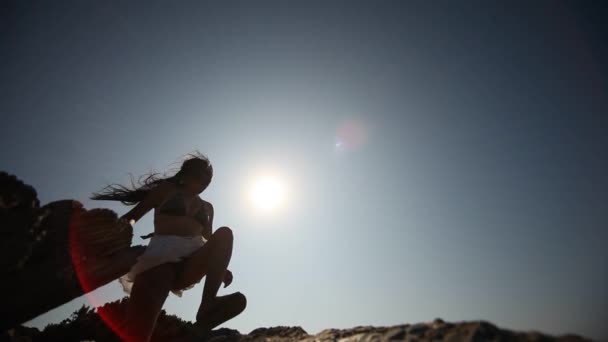 Lateinische Frau mit Sonnenbrille auf Felsen — Stockvideo