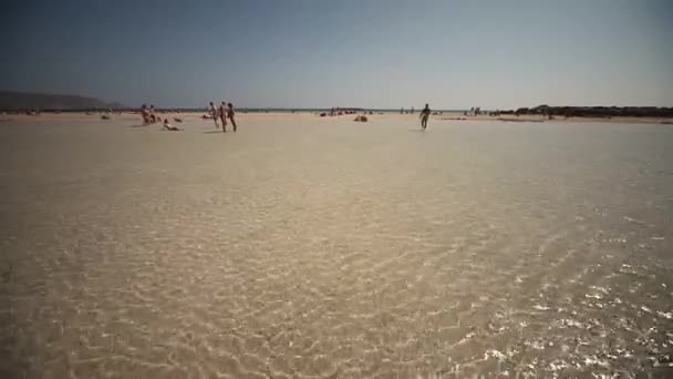 海滩上的 elafonisi 在克里特岛，希腊 — 图库视频影像