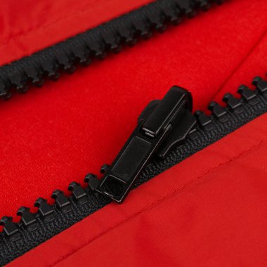 Kırmızı naylon ceketli siyah plastik fermuar.