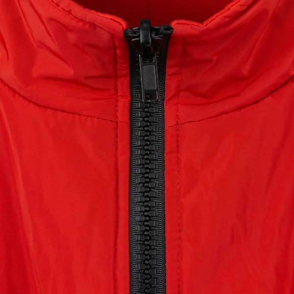 站在红色尼龙夹克上 带有黑色塑料拉链 — 图库照片