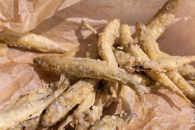 Kızarmış küçük Tsatsa balığı sahildeki bir kafede kağıt üzerinde servis ediliyor.