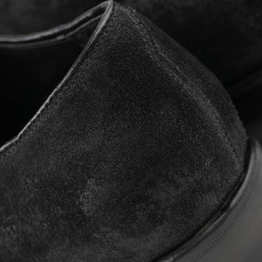 Siyah süet topuklu ayakkabı ayrıntıları yakın plan.