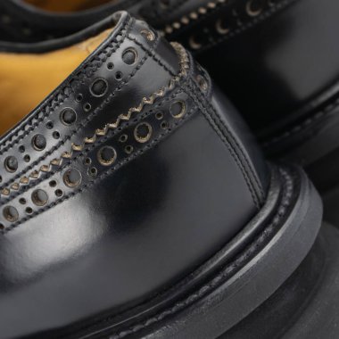 Siyah deri ayakkabılar. Topuk kısmı yakın plan.