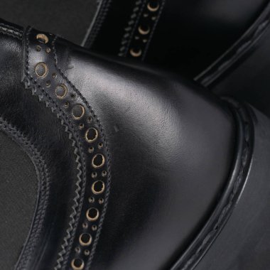 Siyah deri ayakkabılar. Topuk kısmı yakın plan.