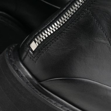 Siyah deri topuklu, fermuarlı, yakın plan.