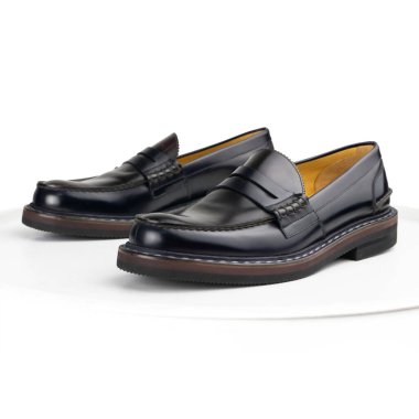 Koyu mavi - beyaz arka planda bordo mokasenler