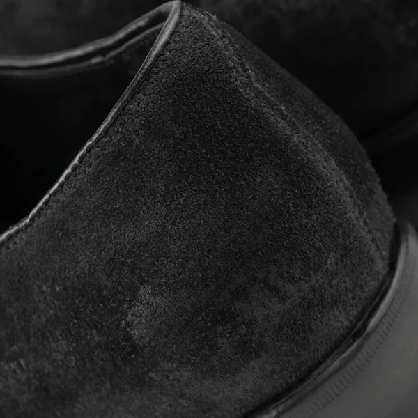 Siyah süet topuklu ayakkabı ayrıntıları yakın plan.