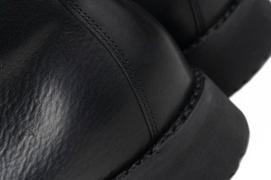 Siyah yürüyüşçü botları. Topuklu ayakkabılar. Yakın plan.