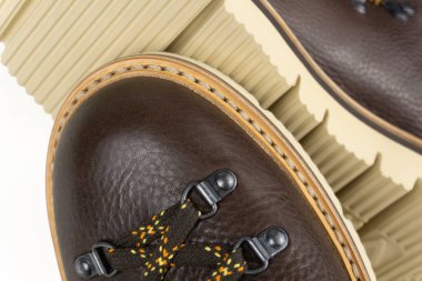 Benekli kahverengi yürüyüş botları, Beije tabanı ve fırtınalı yakın çekim.