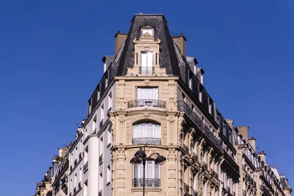 Schönes gebäude in paris, frankreich — Stockfoto