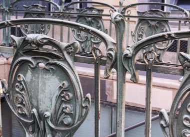 Palais Royal metro istasyonunun girişinde sahte çit var Louvre, Paris