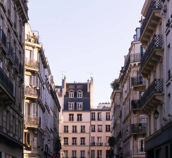 Paryska ulica z promieniami wschodzącego słońca — Zdjęcie stockowe