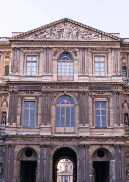 Antigua fachada del Louvre en París — Foto de Stock