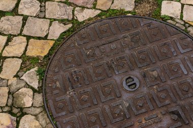 Eski kasabada metal rögar kapağı