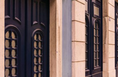 Lizbon 'da mavi kapılı güzel bir cephe