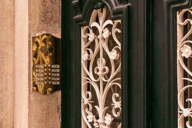 Beyaz ızgaralı yeşil ahşap kapı. Yaklaş.