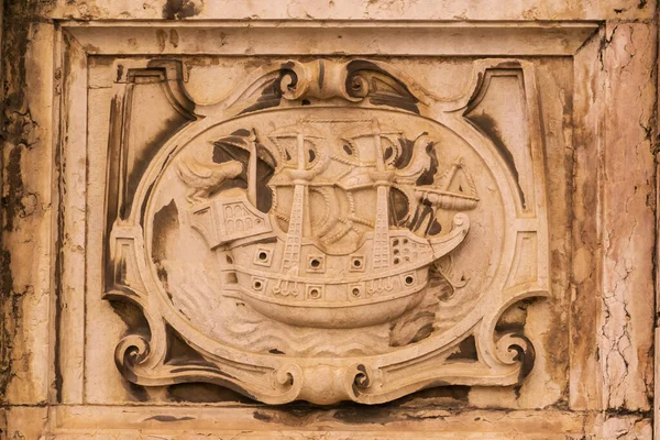 Kamenný heraldický erb s lodí na stěně — Stock fotografie