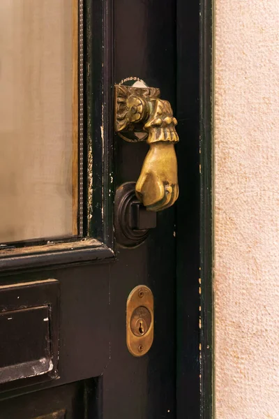 Detail of a green door - antique metal door knocker in the form of a hand — Fotografia de Stock