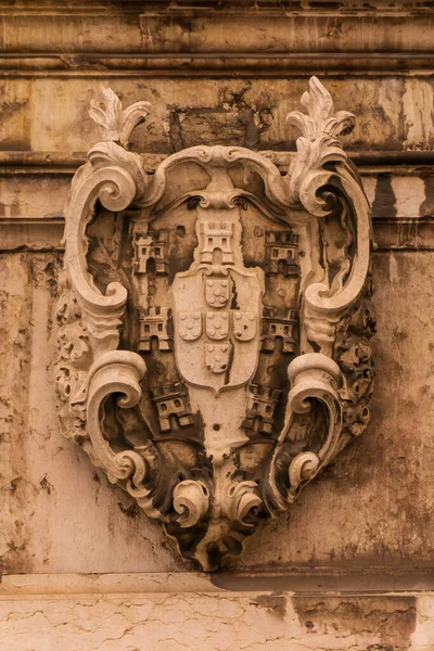 Камень древний геральдический герб на стене — стоковое фото