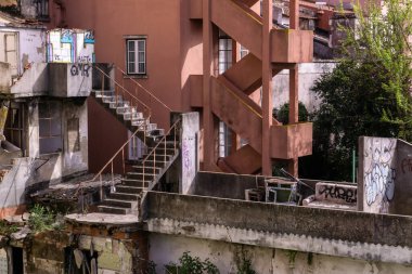 Şehir merkezinde terk edilmiş bir bina.