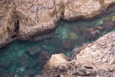 Körfezin üst manzarasında turkuaz okyanus suyu var.