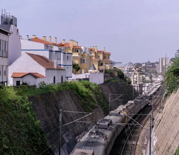 Σιδηροδρομικές Γραμμές Στα Προάστια Της Λισαβόνας Κινούμενο Τρένο Κατά Διάρκεια — Φωτογραφία Αρχείου