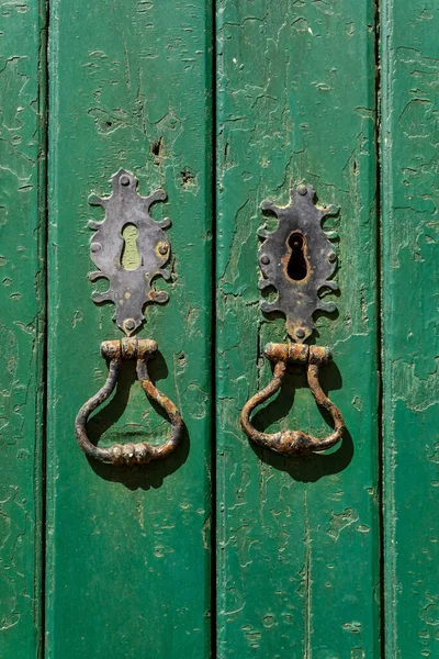 Antique Door Peeling Green Paint Keyholes Metal Rings Background — Fotografia de Stock