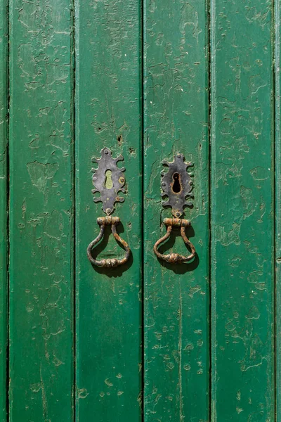 Antique Door Peeling Green Paint Keyholes Metal Rings Background — Φωτογραφία Αρχείου