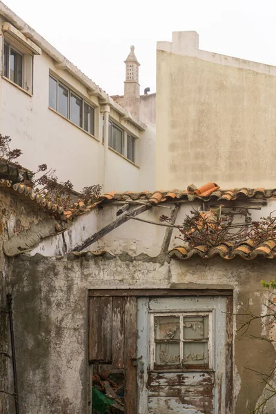 Old Abandoned House Collapsed Tile Roof European City — ストック写真