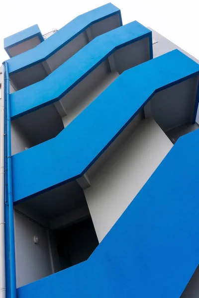 Серый Синий Архитектурный Вид Снизу Здания — стоковое фото