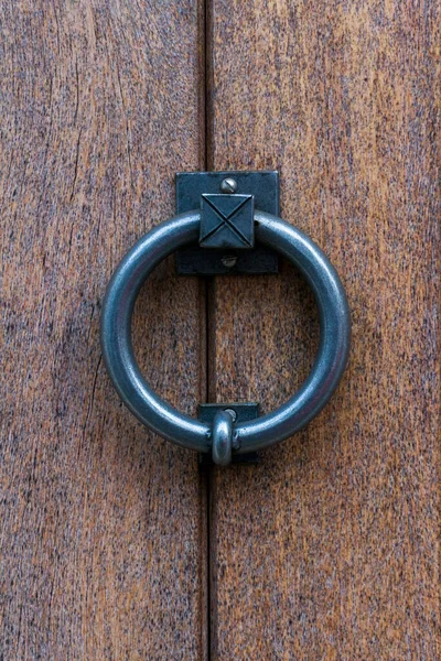 Μεταλλική Πόρτα Δαχτυλίδι Knocker Μια Ξύλινη Πόρτα Κοντά — Φωτογραφία Αρχείου