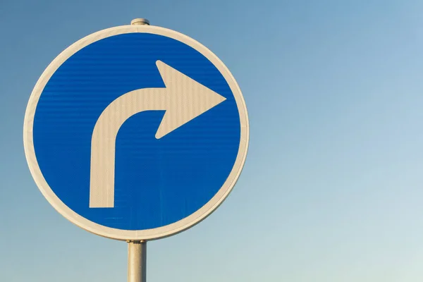 Road Sign Blue Right Turn Signal Sky Background Close — 스톡 사진