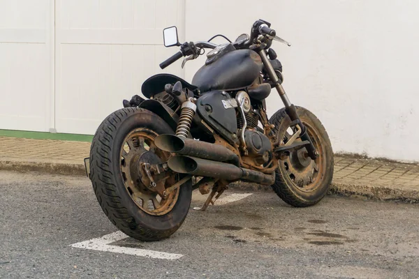 Clássico Velho Motocicleta Preta Estacionado Beira Estrada — Fotografia de Stock