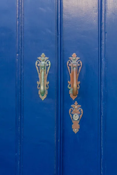 Μπλε Ξύλινη Πόρτα Αντίκες Μεταλλικές Λαβές Close — Φωτογραφία Αρχείου
