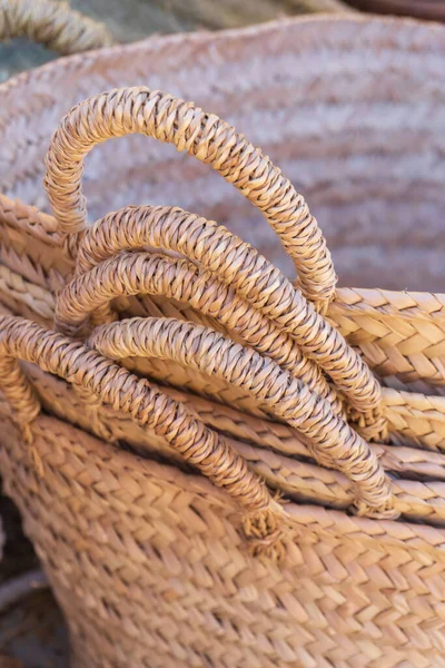 Stapel Van Handgemaakte Rieten Manden Close Achtergrond — Stockfoto