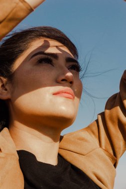 Kadın eliyle kendini güneşten koruyor. moda