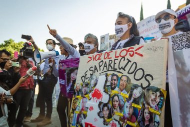 Uluslararası Kadınlar Günü anısına düzenlenen feminist bir gösteri olan 8M yolunda, Puebla 'daki kadın cinayetlerinin aydınlatılmasını talep ediyorlar..