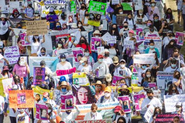 Uluslararası Kadınlar Günü anısına düzenlenen feminist bir gösteri olan 8M yolunda, Puebla 'daki kadın cinayetlerinin aydınlatılmasını talep ediyorlar..