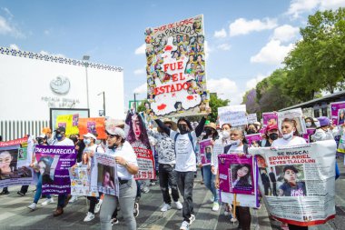 Uluslararası Kadınlar Günü anısına düzenlenen feminist bir gösteri olan 8M yolunda, Puebla 'daki kadın cinayetlerinin aydınlatılmasını talep ediyorlar..