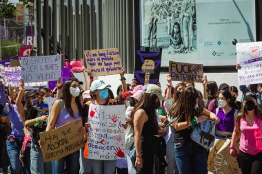 Uluslararası Kadınlar Günü anısına düzenlenen feminist bir gösteri olan 8M yolunda, Puebla 'daki kadın cinayetlerinin aydınlatılmasını talep ediyorlar..