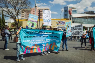 Uluslararası Kadınlar Günü anısına düzenlenen feminist bir gösteri olan 8M yolunda, Puebla 'daki kadın cinayetlerinin aydınlatılmasını talep ediyorlar..