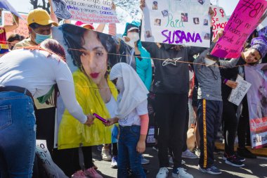 Uluslararası Kadınlar Günü anısına düzenlenen feminist bir gösteri olan 8M yolunda, Puebla 'daki kadın cinayetlerinin aydınlatılmasını talep ediyorlar..