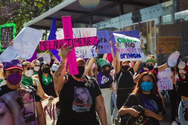 Uluslararası Kadınlar Günü anısına düzenlenen feminist bir gösteri olan 8M yolunda, Puebla 'daki kadın cinayetlerinin aydınlatılmasını talep ediyorlar..
