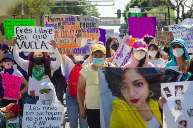 Uluslararası Kadınlar Günü anısına düzenlenen feminist bir gösteri olan 8M yolunda, Puebla 'daki kadın cinayetlerinin aydınlatılmasını talep ediyorlar..