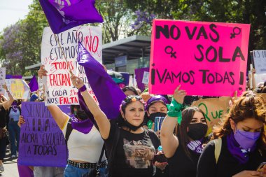 Uluslararası Kadınlar Günü anısına düzenlenen feminist bir gösteri olan 8M yolunda, Puebla 'daki kadın cinayetlerinin aydınlatılmasını talep ediyorlar..