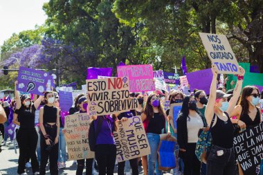 Uluslararası Kadınlar Günü anısına düzenlenen feminist bir gösteri olan 8M yolunda, Puebla 'daki kadın cinayetlerinin aydınlatılmasını talep ediyorlar..