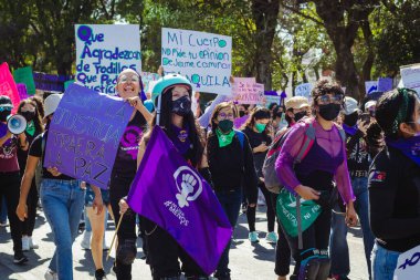 Uluslararası Kadınlar Günü anısına düzenlenen feminist bir gösteri olan 8M yolunda, Puebla 'daki kadın cinayetlerinin aydınlatılmasını talep ediyorlar..